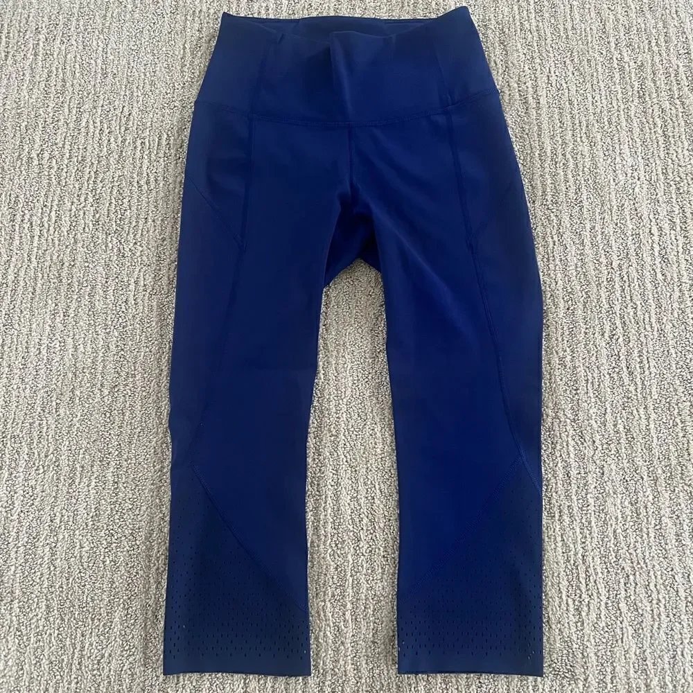 Lululemon Blue Patterened Bottoms Cropped 21” Leggings